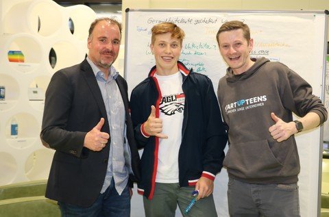 Stefan Schimpfle (DZ.S, li) und Jochen Heimann (STARTUP TEENS, re) mit Sam: Das Ideen-Camp war mega!  Foto: DZ.S/STARTUP TEENS