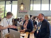 Innovation Kitchen 2022 - vlnr. Avanera-Gründer Justus Schimmöller, Augsburgs Oberbürgermeisterin Eva Weber, DZ.S-Geschäfstführer Stefan Schimpfle