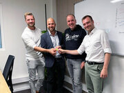 v.l.n.r.: Jakob Lux (DZ.S), Nicolas Frey (Agitect GmbH), Stefan Schimpfle (DZ.S) und Luis Biedermann (Agitect GmbH) bei der Schlüsselübergabe für das neue Büro