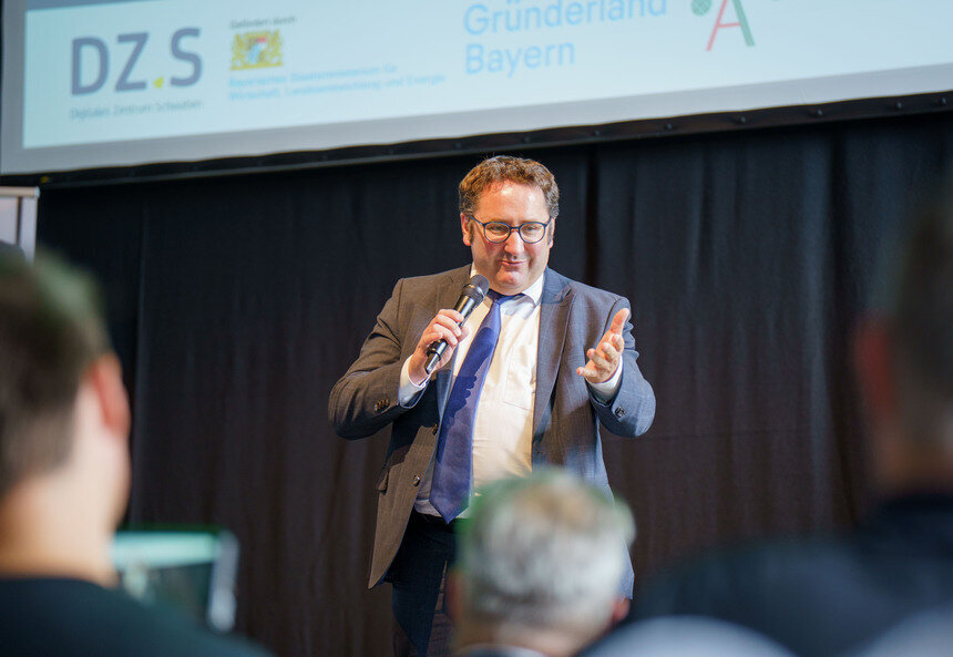 Staatssekretär Tobias Gotthardt eröffnet die DZ.S Founders Factory
