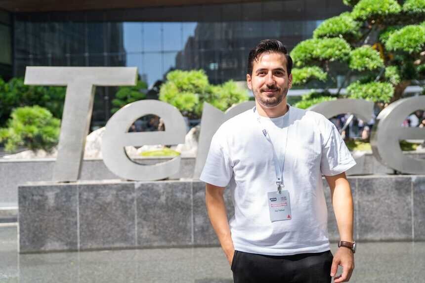 Isa Taflan (Gründer & CFO fibclick GmbH) vor dem Hauptsitz von Tencent  I Bildquelle: fibclick GmbH