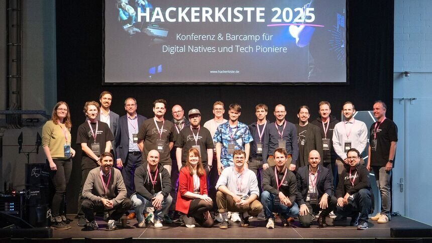 Die Speaker der Hackerkiste 2025: v.l.n.r. Simone Pompe, Raphael Feinäugle, Dr. Clemens Gonnermann, Kajetan Mischok, Prof. Dr. Johannes Schilp, Andreas Kottre, Tim Olbrich, Dr. Thomas Eisenbarth, Lisa Reichart, Sebastian Huber, Luis Schweigard, Markus Bury, Jonathan Stütz, Daniel Nachtrub, Marcus Lange, Dr. Sebastian Heger, Phillip Schurk, Nicolas Frey, Felix Müller, Dr. Christian Röger, Henning Koch, Stefan Schimpfle